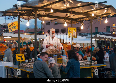Uomo che serve le lumache in un alimento stallo nella piazza Djemma El Fna (Luogo Jemmaa El Fna), a Marrakech (Marrakech), Marocco Foto Stock