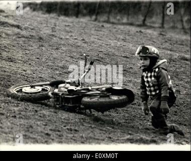 2 aprile 1967 - 7 anni di velocità ruggisce in pista in un incontro di giovani motociclisti a Breadhurst Kent: Keir Doe, un bambino di 7 anni, che cavalca una 50 cc in miniatura alimentata da un piccolo motore giapponese costruito dal padre, 30 anni, meccanico Edward Doe, di Camberley, Surrey. Ha preso parte oggi al meeting della Yound Riders (Motorcyclists)Sporting Association a Breadhurst, nel Kent. La grande gara di oggi è stata vinta dal bambino di otto anni Gary Keown, e ha vinto il casco d'argento. Keir Doe e' arrivato in finale, noilamo il campo. La foto mostra Keir Doe, un bambino di sette anni, un cropper durante la corsa di Breadhurst. Foto Stock