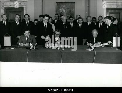 Maggio 05, 1967 - Firma del trattato di amicizia, di cooperazione e di aiuto reciproco tra URSS e della Repubblica popolare di Bulgaria: cerimonia di firma. (L.t.r.) K.T.Mazurov, membro dell'Ufficio Politico del CC della CPSU e Primo Vice Presidente del Consiglio dei ministri, L.I.Brezhnev-Secretary generale del CC della CPSU e Todor Zhivkov, Primo Segretario del CC di bcp e bulgaro Premier sono la firma del trattato. Foto Stock