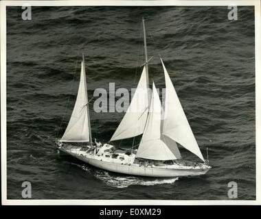 Maggio 05, 1967 - Sir Francis Chichester sull ultimo giro: LONE YACHTSMAN britannico Sir Francis Chichester, 66, onde dal cockpit di Foto Stock