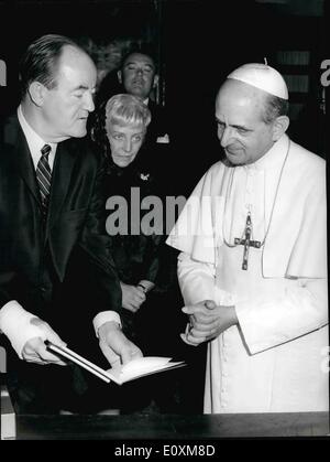 Apr. 04, 1967 - Vaticano, Aprile 967 = Papa Paolo VI ricevette in udienza privata NEGLI STATI UNITI Vice Presidente Hubert H. Humphrey accompagnato da sua moglie Muriel. OPS= Papa Paolo VI dà la Humphreys una copia della lettera enciclica di popolazione dichiarazione rilasciata giovedì e le medaglie d'oro del pontificato. Foto Stock