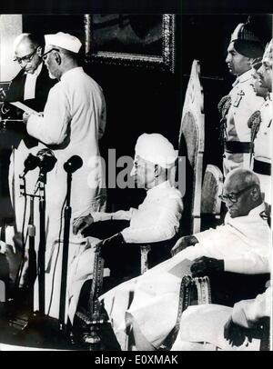 16 maggio 1967 - 16-5-67 Nuovo Presidente indiano giurato-in. La foto mostra: Dr. Zakir Husain (secondo da sinistra), essendo prestato giuramento come nuovo presidente dell India, dal Chief Justice K.N. Wanchoo, in occasione di una cerimonia che si terrà nella sala centrale del Parlamento, New Delhi il Sabato (13 maggio). Seduto sono il dottor Radhakrishnan, il Presidente uscente e il sig. V.V. Giri, il nuovo Vice Presidente (sulla destra) Foto Stock