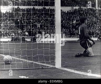 20 maggio 1967 - F.A. Per la finale di coppa a Wembley Spurs Beat Chelsea 2-1. La foto mostra: Bonetti, il Chelsea goalie, è giù sulle sue ginocchia, dopo che egli non era riuscito a fermare un colpo da Robertson di entrare nella rete per il Tottenham il primo obiettivo. Foto Stock