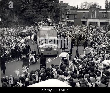 21 maggio 1967 - Il trionfante F.A. Coppa del vincitore prendere parte in una vittoria di guida attraverso il Tottenham: celebrare la loro vittoria di F.A. Per la finale di coppa dopo aver sconfitto Cheslea 2-1 a Wembley ieri, gli speroni soccer team sono stati dare una grande accoglienza da parte della folla come hanno guidato sul piano superiore di un autobus a due piani da Edmonton Town Hall a Tottenham Town Hall per una ricezione civica oggi Phot mostra gli speroni del team di riconoscere la folla come essi visualizzano la F.A. Coppa dal piano superiore del bus durante la loro movimentazione a Tottenham Municipio oggi. Foto Stock