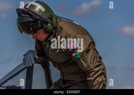 Pilota di ottenere pronto a lasciare un aereo Foto Stock