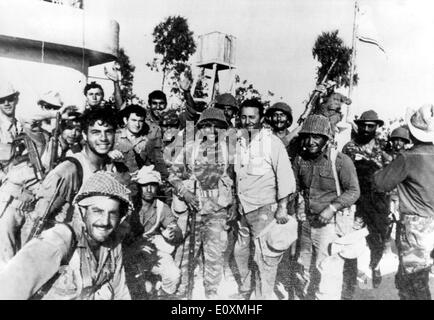 Truppe israeliane dopo l' assunzione di El Arish base militare di guerra di sei giorni Foto Stock