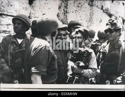 Giugno 06, 1967 - La guerra in Medio Oriente: la foto mostra il capo Chaplin dell'ESERCITO ISRAELE Goren lo generale,visto orecchini il primo santo srotolo al Muro del pianto per la città vecchia di Gerusalemme dopo che avevano preso il mercoledì. Foto Stock