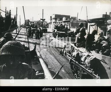 Giugno 06, 1967 - La guerra in Medio Oriente: mostra fotografica di questa è stata la scena come forze israeliane di lasciare il catturato a Gaza, per la penisola del Sinai. Foto Stock