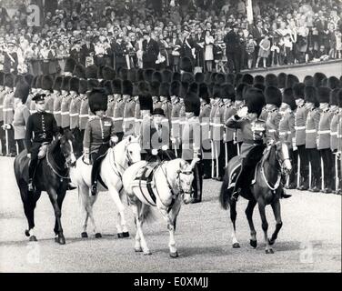 Giugno 06, 1967 - prove finali per la regina il compleanno sfilata la sfilata delle Guardie a Cavallo: la prova finale della cerimonia del Trooping il colore per celebrare la regina del compleanno ufficiale si è tenuta oggi sulla sfilata delle Guardie a Cavallo. La cerimonia si svolge sabato 10 giugno. La foto mostra la sig.ra Doreen Archir Houblon, (stand-in per la regina) ispeziona le protezioni durante le prove di questa mattina. Foto Stock