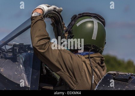 Pilota di ottenere pronto a lasciare un aereo Foto Stock