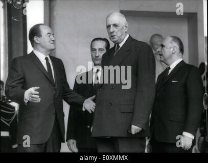 Apr. 04, 1967 - Vicepresidente Humphrey a Parigi: dopo la sua visita a Roma e a Bonn, US Vice Presidente Hubert H. Humphrey arrivato a Parigi questa mattina. La foto mostra il raffigurato all'Elysee Palace da L a R: Hubert H. Humphrey, il generale De Gaulle e il primo ministro George Pompidou. Foto Stock