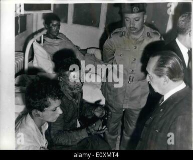 Giugno 06, 1967 - vittime del sei-giorno-israeliano guerra arabo mostra fotografica di:- il Ministro tunisino di giustizia il sig. MONGI SLIN è di destra Foto Stock