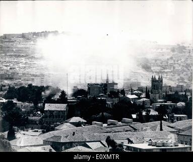 Giugno 06, 1967 - Scena del Medio Oriente la guerra. La foto mostra: vista mostrante il fumo che sale dalla città vecchia di Gerusalemme che è stata catturata da parte delle forze israeliane. Foto Stock