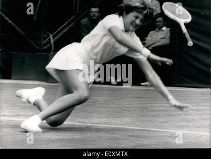 Giugno 06, 1967 - Wimbledon Tennis Championships Miss Rossouw Sud Africa Versus M. Bueno Brasile . Mostra fotografica di Miss L.A. Rosso Foto Stock