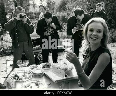 Apr. 04, 1967 - Hayley Mills celebra il 21st. Compleanno. mostra fotografica di attrice Hayley Mills, raffigurato nella giornata di ieri quando ha celebrato il suo ventunesimo compleanno con una famiglia a casa loro a Richmond, Surrey. Foto Stock