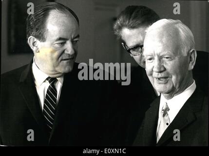 Apr. 05, 1967 - Presidente tedesco Dr. Luebke è visto qui(a destra) ci accoglie il vice presidente Hubert Humphrey in Germania. Essi avevano la colazione. Foto Stock