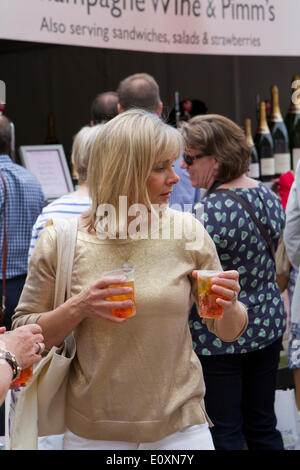 Chelsea,UK,20 maggio 2014,la sua Pimms 0'orologio ad RHS Chelsea Flower Show 201 Credito: Keith Larby/Alamy Live News Foto Stock