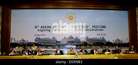(140520) -- NAY Gen. Pyi TAW, 20 maggio 2014 (Xinhua) -- i partecipanti hanno visto durante la cerimonia della firma della dichiarazione congiunta del 8 associazione delle nazioni del sud-est asiatico (ASEAN) Ministri della difesa dell' incontro di Nay Gen. Pyi Taw, Myanmar, 20 maggio 2014. (Xinhua/U Aung) Foto Stock
