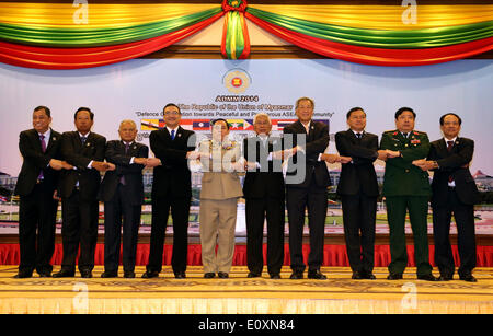 (140520) -- NAY Gen. Pyi TAW, 20 maggio 2014 (Xinhua) -- i partecipanti pongono per le foto durante il 8° ASEAN dei ministri della Difesa al Meeting hotel Royal ACE nel Nay Gen. Pyi Taw, Myanmar, 20 maggio 2014. (Xinhua/U Aung) Foto Stock