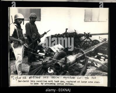 Giugno 06, 1967 - Guerra tra Israele ed Egitto: La foto mostra il Anti-Tank recoilles gun catturata in un grande negozio di armi a Gaza da Foto Stock