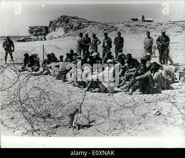 Giugno 06, 1967 - Il Medio Oriente guerra: Mostra fotografica di prigionieri arabi nella foto a Sharm el Sheikh, la fortezza egiziana controllare lo Stretto di Tiran, dopo la sua cattura bu forze israeliane. Foto Stock
