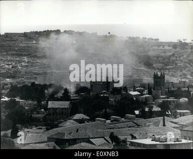 Giugno 06, 1967 - Scene dal medio oriente guerra (foto originali(); Mostra fotografica di vista mostrante il fumo che sale dalla città vecchia di Gerusalemme che è stata catturata da parte delle forze israeliane. Foto Stock