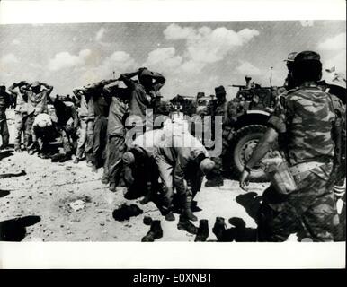 Giugno 08, 1967 - Guerra nel Deserto: Mostra fotografica di un gruppo di soldati egiziano prende prigionieri, la maggior parte di loro senza scarpe che consentono loro di ritiro più veloce nel deserto. Foto Stock