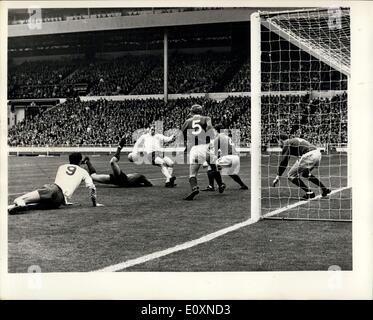 Apr. 22, 1967 - Amateur Cup finale: Skelmersdale Regno portiere Terry Crosbie rende un drammatico salvataggio durante una mischia goalmouth durante il tempo extra giocato Skelmersdale e enfield Calcio Amatoriale club nella finale di coppa del Amateur Cup allo stadio di Wembley, Londra, oggi 22 aprile. La partita finisce in 0-0. Foto Stock