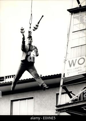Apr. 29, 1967 - appeso sul tuo capelli come Absalom: Quando Swiss circo Knie ha iniziato il suo protagonista a Zurigo è lasciar penzolare una delle sue stelle da una gru da cantiere, giocoleria in aria, più tardi hieved lei fino a 30 metri da terra come uno stunt performance. La foto mostra il circo Knie star Chris Holt, rivestiti in pantaloni a causa dell'aria aperta prestazioni (era freddo) pende presso i suoi capelli da una gru da cantiere e gioca. Foto Stock