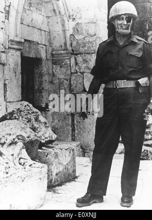 Il generale Moshe Dayan in Gerusalemme la città vecchia che è stata conquistata dagli israeliani Foto Stock
