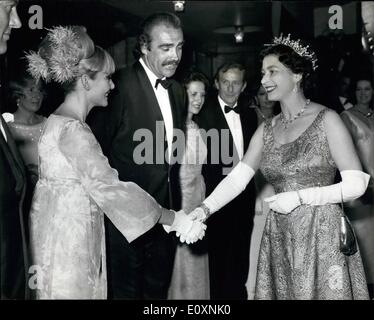 Giugno 13, 1967 - 13-6-67 Premiere del nuovo film di James Bond. H.M. La regina la notte scorsa ha partecipato alla premiere del nuovo film di James Bond si vive solo due volte , a l'Odeon, Leicester Square. La foto mostra: H.M. La regina incontra Sean Connery e sua moglie Diane Cilento, in ultima notte di carità premiere. Foto Stock