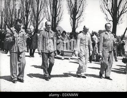 05 maggio 1967 - Il Terzo Memorial posto a Dachau fu inaugurato : sul terreno dell'ex campo di concentramento di Dachau fu inaugurato domenica (7 maggio) un memoriale ebreo posto come terzo edificio accanto al Katholic ''Mortal-Fear-Christ-Cappella'' e la riconciliazione evangelica Chiesa. Rabbi D.Spiro dato fuoco alla luce eterna e murati un documento Foto Stock