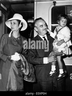 Il Principe Ranieri di sua moglie Grace Kelly e la loro figlia Principessa Stephanie sul loro modo al Canada Foto Stock