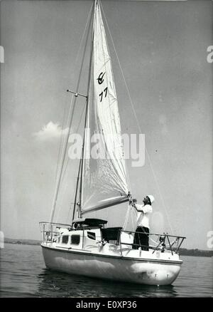 Lug. 07, 1967 - Nei primi giorni di agosto Rollo Gebhard (45) partirà per il suo viaggio in barca a vela intorno al mondo da Santa Margherita, Italia. Foto Stock