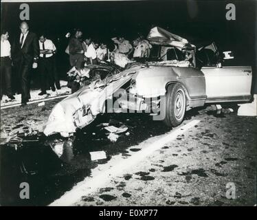 Lug. 07, 1967 - Jayne Mansfield ha ucciso in uno scontro d'auto:foto mostra la scena dopo l'orecchio crash in cui Jayne Mansfield, 33, Hollywood attrice e cabaret comico, fu ucciso, vicino a New Orleans il giovedì (giugno 29). Inoltre sono state uccise il suo compagno avvocato, Mr.Samuel Brody, e il suo autista, Mr.Ronnie Harrison. Tre dei suoi figli sono stati feriti. Foto Stock