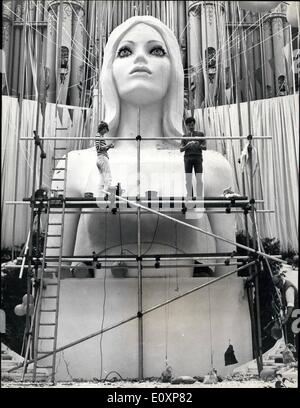 Lug. 07, 1967 - figura gigantesca per il Film la beatitudine della sig.ra Blossom: A 20 Ã¢â'¬â€oefoot alta figura in plastica scolpita con formaggio grattugie da Eddie Butler di Glasgow, giocherà figura centrale in corrispondenza di un reggiseno internazionali convenzione in una scena del film la beatitudine della sig.ra Blossom filmata a Alexandra Palace di Londra. La figura ha avuto tre settimane per rendere. Mostra fotografica di Eddie Butler e il suo assistente, Lucina Della Rocca, visto ultimando la figura gigantesca a Alexandra Palace. Foto Stock