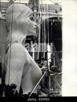 Lug. 07, 1967 - figura gigantesca per il Film la beatitudine della sig.ra Blossom: A 20 Ã¢â'¬â€oefoot alta figura in plastica scolpita con formaggio grattugie da Eddie Butler di Glasgow, giocherà figura centrale in corrispondenza di un reggiseno internazionali convenzione in una scena del film la beatitudine della sig.ra Blossom filmata a Alexandra Palace di Londra. La figura ha avuto tre settimane per rendere. Mostra fotografica di Eddie Butler e il suo assistente, Lucina Della Rocca, visto ultimando la figura gigantesca a Alexandra Palace. Foto Stock