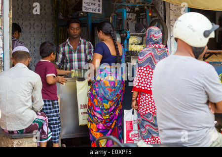 Occupato Colaba Causeway Mumbai in India. Foto Stock