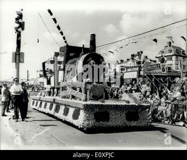 Agosto 04, 1967 - Battaglia di fiori in Jersey 1967: la battaglia annuale di fiori ha avuto luogo a St Helier, Jersey ieri. Mostra immagine: uno dei galleggianti sotto forma di un treno visto in parata a St Helier Jersey ieri. Foto Stock