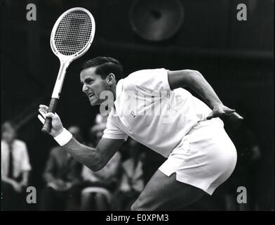 Lug. 07, 1967 - tennis a Wimbledon. Roy Emerson picchiati. Mostra fotografica di Roy Emerson di Australia, raffigurato in azione contro N.Pilic della Jugoslavia, a Wimbledon di sabato. Foto Stock