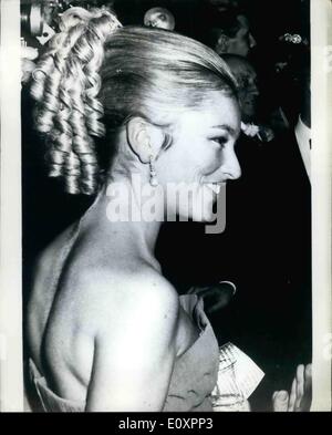 Ottobre 10, 1967 - Principessa Paola stabilisce nuovi capelli stile moda: la principessa Paola la moglie del Principe Alberto del Belgio le fa una bella immagine quando lei ha partecipato a un film in anteprima a Bruxelles i suoi capelli stile era molto ammirato per il suo arrivo. Foto Stock