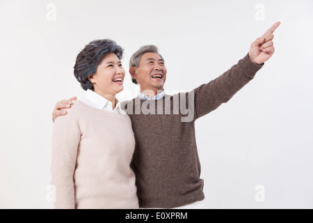 Una vecchia coppia guardando qualcosa Foto Stock