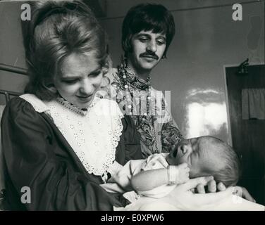 Agosto 08, 1967 - Una Starr è nato - Jason Starky: Beatles Ringo Starr e la moglie Maureen hanno un altro figlio, Maureen ha partorito la settimana scorsa per un rimbalzo baby boy in Queen Charlottes Hospital di Londra. Foto mostra orgogliosi genitori Ringo e Maureen con il loro nuovo figlio Jason. Foto Stock