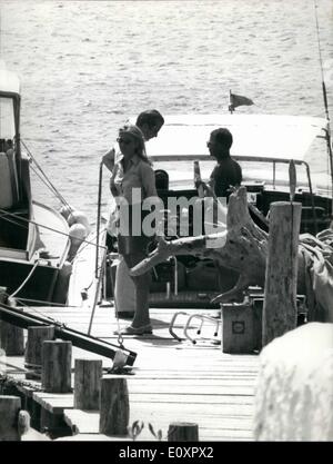 Agosto 08, 1967 - Roma. Paola e Alberto di Liegi: Porto Rotondo (Costa Smeralda-Sardinia) Alberto di Leigi e sua moglie. La principessa Paola Ruffo di Calabria sono stati appoggiati in questo piccolo e tranquillo posto della Costa Smeralda, valutazione di yacht club. Hanno preso il loro bagno di sole a bordo del loro yacht e dopo Paola vestito un sportive mini gonna in velluto blu e camicetta, con sandalo. Foto Stock