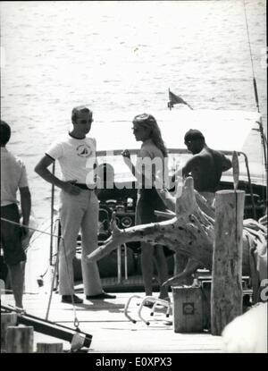 Agosto 08, 1967 - Roma. Paola e Alberto di Liegi: Porto Rotondo (Costa Smeralda-Sardinia) Alberto di Leigi e sua moglie. La principessa Paola Ruffo di Calabria sono stati appoggiati in questo piccolo e tranquillo posto della Costa Smeralda, valutazione di yacht club. Hanno preso il loro bagno di sole a bordo del loro yacht e dopo Paola vestito un sportive mini gonna in velluto blu e camicetta, con sandalo. Foto Stock