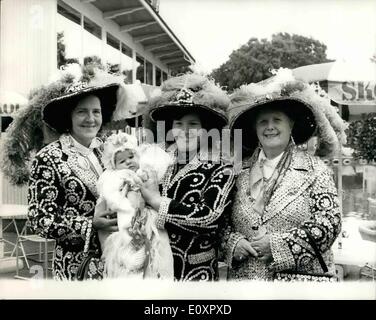 Agosto 08, 1967 - Londra Pearlies partecipare ''Royal'' Battesimo Pranzo al Festival di Battersea giardini: quindici di Londra perlacea Foto Stock