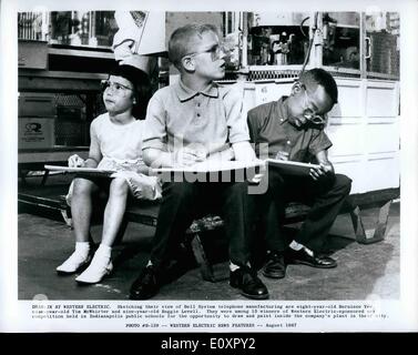 Agosto 08, 1967 - draw-in presso la Western Electric. Delineando il loro punto di vista del sistema a campana telefono fabbricazione sono otto-anno-vecchio Berniece Yee, nove-anno-vecchio Tim McWhirter e nove-anno-vecchio Reggie Levell. Essi erano tra i 15 vincitori della Western Electric-sponsorizzato arte concorso di Indianapolis scuole pubbliche per la possibilità di disegnare e dipingere dentro lo stabilimento della società nella loro città. Foto Stock