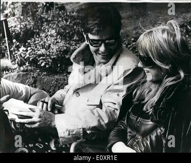 Ottobre 10, 1967 - Marianne fidato rendendo il suo primo film: Marianne fidato e co-star Alain Delon, raffigurato nella scena da Marianne del primo film il motociclo, attualmente realizzati in Heidelberg. Il film è diretto da Jack Cardiff. Foto Stock