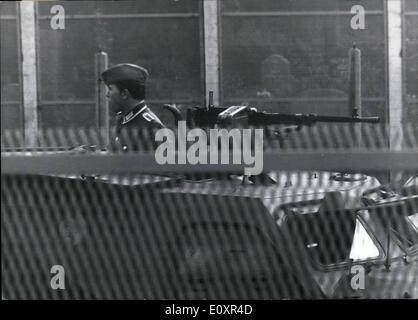 Ottobre 10, 1967 - Berlino (Est): ecco il nuovo confine-look: torre di avvistamento nel ''Death-striscia, colorate di bianco serbatoio-barricate e un calcestruzzo ad alta-muro. Le case sono in piedi di Berlino Ovest a Bernauer-Strasse. Foto Stock