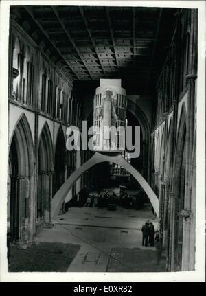 Agosto 08, 1967 - Nuovo virus di Epstein statua svelata al Llandaff Cathedral. Rimozione del ponteggio da un round ''l'Majestas": l'ultima opera di Sir Jacob Epstein 16ft. la figura di Cristo in ghisa e alluminio argento cloloured è stato svelato nella Cattedrale di Llandaff per la dedicazione della cattedrale la restaurata navata fu rehallowed oggi. Mostra fotografica di operai alacremente la rimozione del ponteggio da circa "Majestas" in preparazione per la dedizione cerimonia alla Cattedrale di Llandaff oggi. Foto Stock